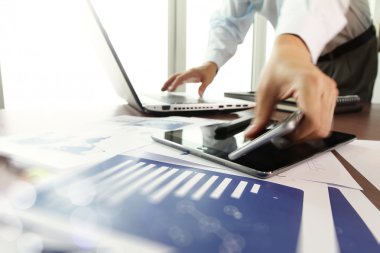 ofis masaları ile akıllı telefon ve dijital iş belgeleri 