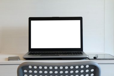 boş ekran dizüstü bilgisayar twooden masanın üzerinde işyeri düzenbazlık
