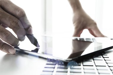 Tasarımcı el kalemi ve dijital tablet ve dizüstü bilgisayar ile çalışma 