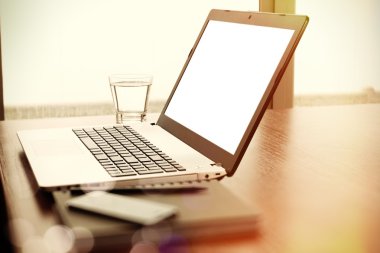 Ofis işyeri boş ekran dizüstü bilgisayar ve akıllı telefon woo