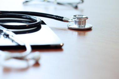 Studio makrosu bir stetoskop ve dijital tablet ile sığ