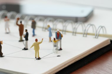 Sosyal ağ diyagramı açık olan minyatür insanları kapat