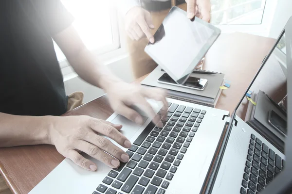 Documentos comerciales en la mesa de oficina con teléfono inteligente y computadora portátil c — Foto de Stock