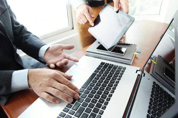 Documentos de negócios na mesa de escritório com telefone inteligente e digital — Fotografia de Stock