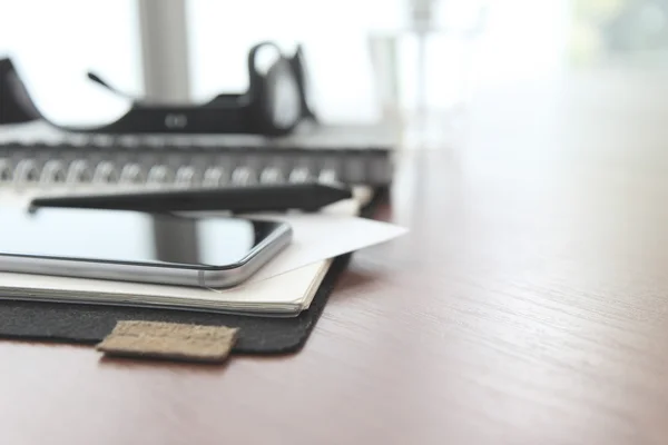 Posto di lavoro ufficio con laptop e smart phone e stilo su legno — Foto Stock