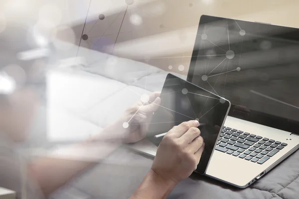 Arbeit mit Smartphone und Computer im Bett als Konzept — Stockfoto