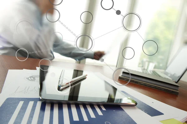 Affärsdokument på office bord med smart telefon och digital — Stockfoto