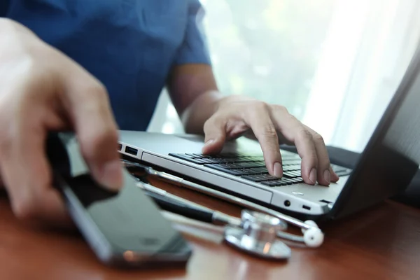 Médico trabajando con tableta digital y computadora portátil en medica —  Fotos de Stock