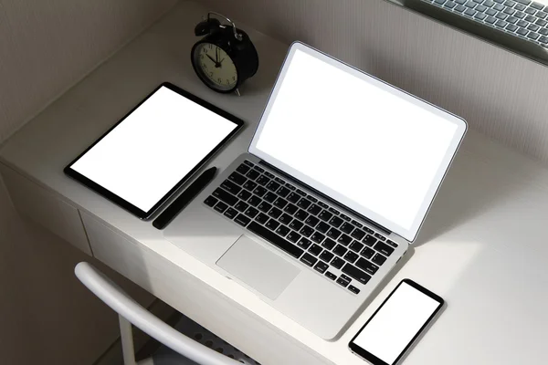 Ordenador portátil de pantalla en blanco y teléfono inteligente y tableta digital — Foto de Stock