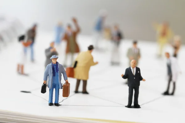 Close-up van miniatuurmensen met sociaal netwerkdiagram op open — Stockfoto