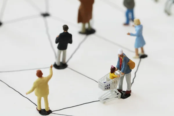 Close-up van miniatuurmensen met sociaal netwerkdiagram op open — Stockfoto