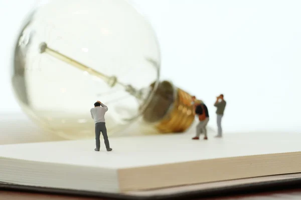 Concepto de idea creativa - fotógrafo en miniatura con estilo vintage — Foto de Stock