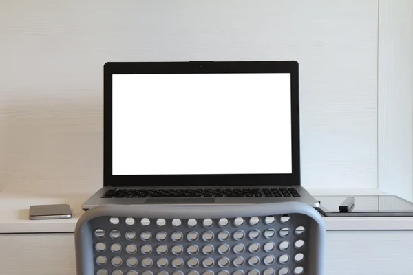 Computadora portátil de pantalla en blanco con lámpara de mesa está en el escritorio de madera dos —  Fotos de Stock