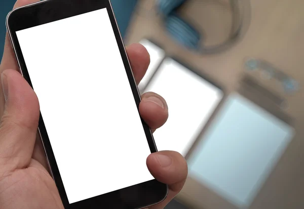 Primer plano de la mano sosteniendo la pantalla en blanco del teléfono Smat con borrosa — Foto de Stock
