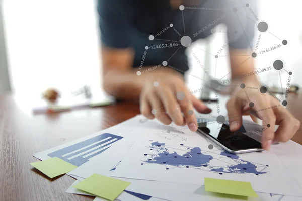 Documentos de negócios na mesa de escritório com telefone inteligente e digital — Fotografia de Stock