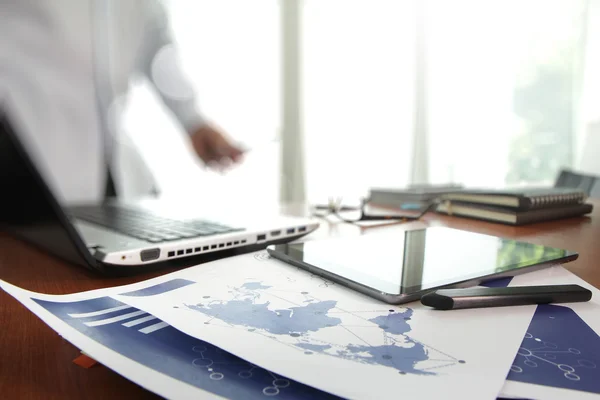 スマート フォンとデジタル オフィスのテーブル上のビジネス文書 — ストック写真