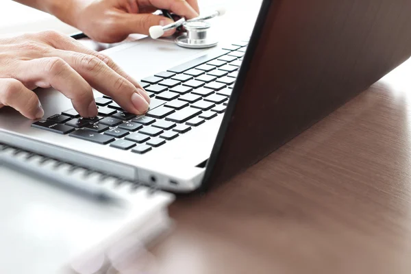 Medico che lavora con il computer portatile in ufficio spazio di lavoro medico — Foto Stock