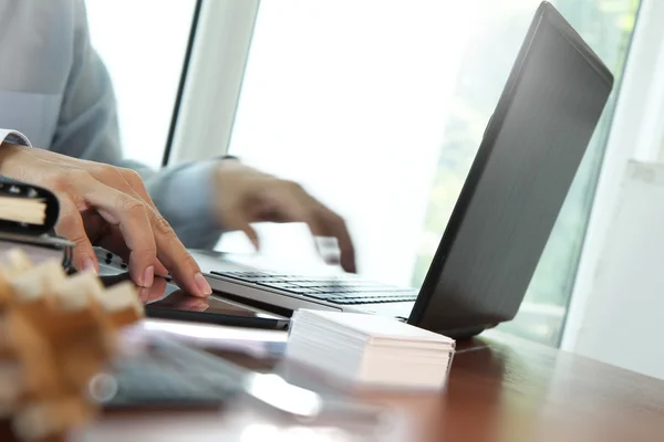 Primer plano del hombre de negocios trabajando a mano en el ordenador portátil con s — Foto de Stock