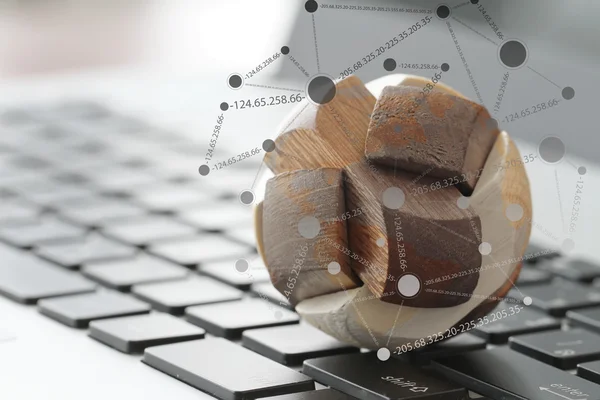 Globo de textura de madeira com diagrama de mídia social no laptop computar — Fotografia de Stock