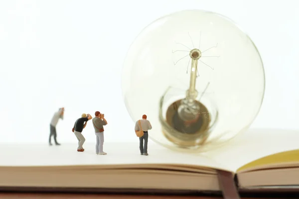 Concepto de idea creativa - fotógrafo en miniatura con estilo vintage — Foto de Stock