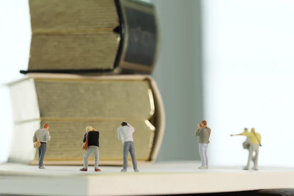 Concepto de idea creativa - fotógrafo en miniatura con oro vintage — Foto de Stock