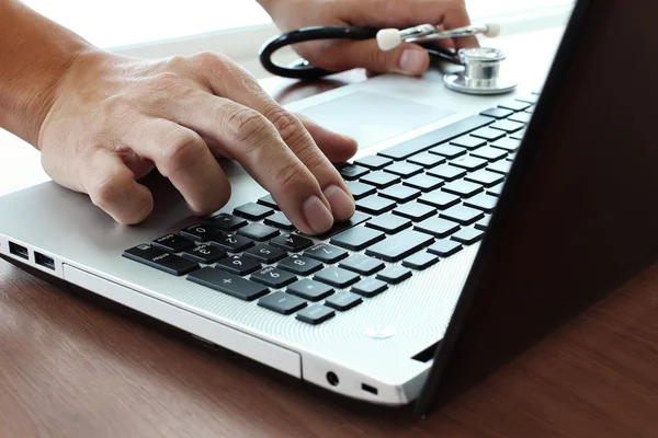 Medico che lavora con il computer portatile in ufficio spazio di lavoro medico — Foto Stock