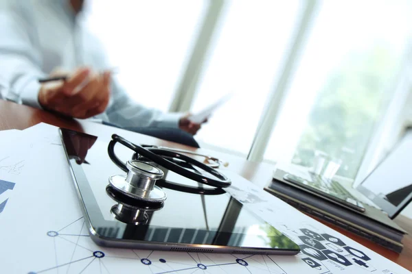 Médecin travaillant avec un ordinateur portable dans un bureau médical — Photo