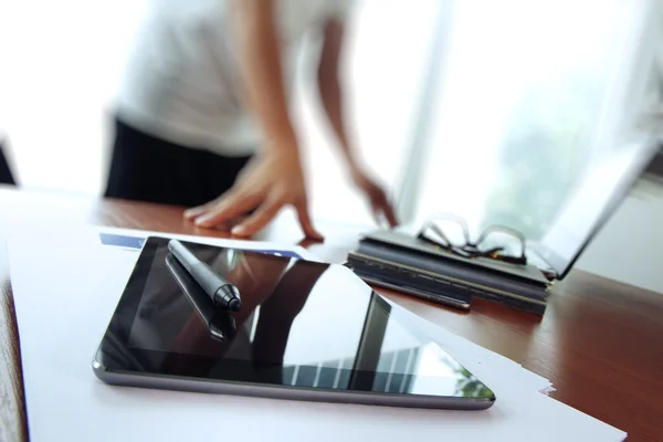 Dokumen bisnis di meja kantor dengan telepon pintar dan digital — Stok Foto