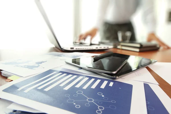 Zakelijke documenten op kantoor tafel met slimme telefoon en digitale — Stockfoto