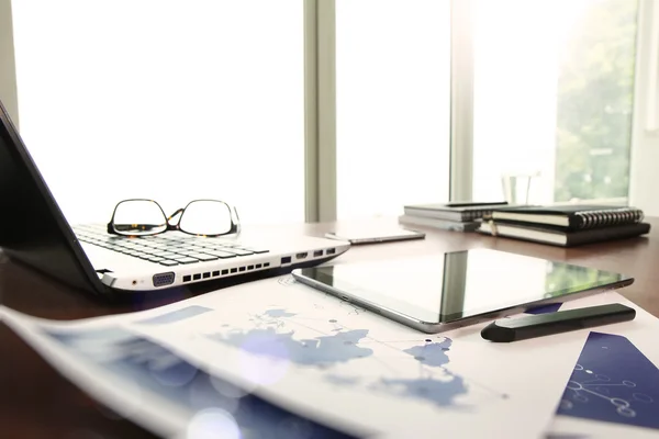 Zakelijke documenten op kantoor tafel met slimme telefoon en digitale — Stockfoto