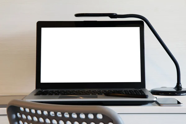 Computadora portátil de pantalla en blanco con lámpara de mesa está en el escritorio de madera dos — Foto de Stock