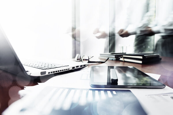 бизнес-документы на офисном столе со смартфоном и цифровым
 