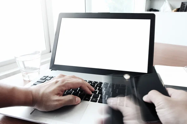 Tutup tangan pengusaha yang bekerja pada laptop com kosong — Stok Foto
