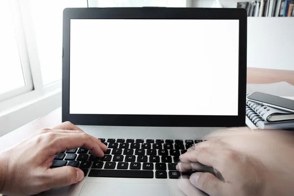 Primer plano de la mano del hombre de negocios que trabaja en la pantalla en blanco portátil com — Foto de Stock