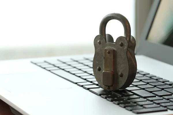 Internet security koncept starý zámek a klíč na přenosném počítači — Stock fotografie
