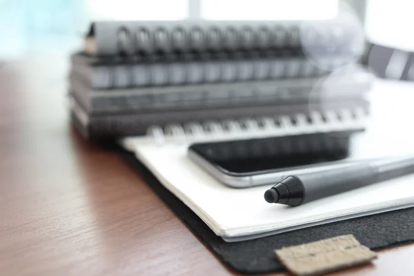 Pracoviště úřadu s notebookem a chytrý telefon a stylus na dřevo — Stock fotografie