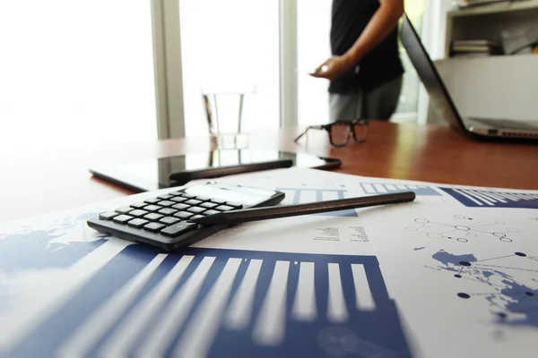 Documentos comerciales en la mesa de la oficina con teléfono inteligente y digital —  Fotos de Stock