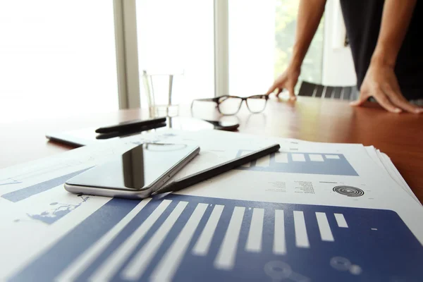 Documentos de negócios na mesa de escritório com telefone inteligente e digital — Fotografia de Stock