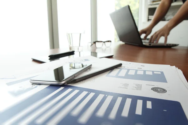 Geschäftsunterlagen auf dem Bürotisch mit Smartphone und Digital — Stockfoto