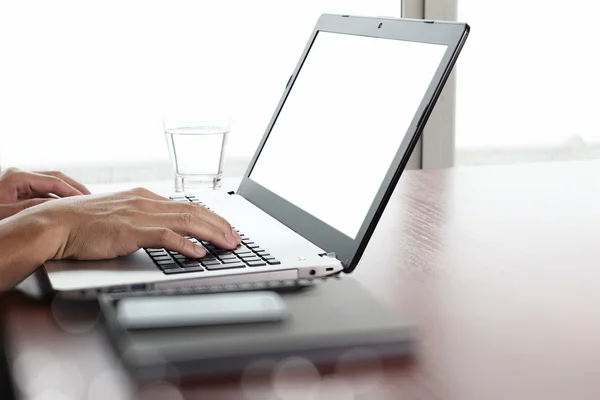 Close up of business man hand working on blank screen laptop com — Stock Photo, Image