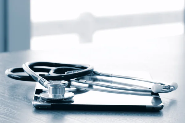 Studio macro of a stethoscope and digital tablet with shallow DO — Stock Photo, Image