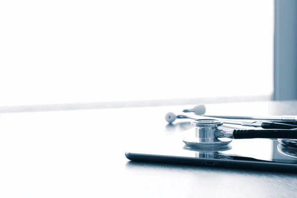 Studio macro of a stethoscope and digital tablet with shallow DO — Stock Photo, Image