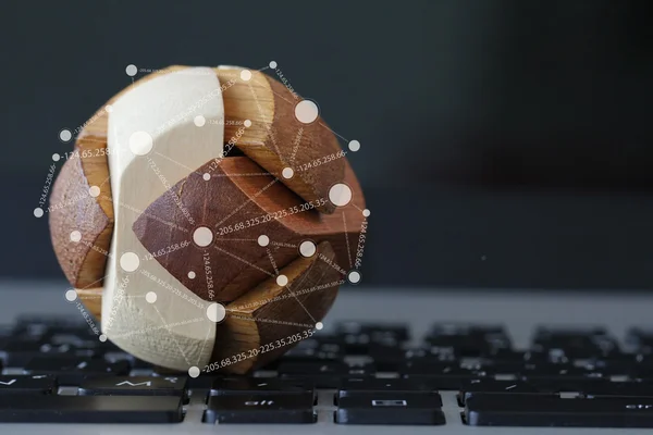 Globo de textura de madeira com diagrama de mídia social no laptop computar — Fotografia de Stock