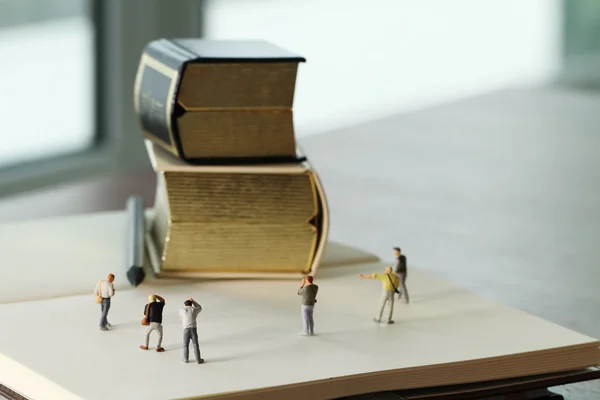 Kreativní nápad koncept - miniaturní fotograf s vintage gold — Stock fotografie