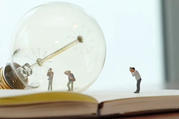 Concepto de idea creativa - fotógrafo en miniatura con estilo vintage — Foto de Stock