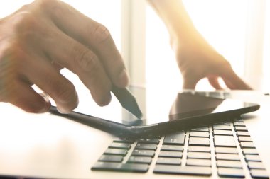 Tasarımcı el kalemi ve dijital tablet ve dizüstü bilgisayar ile çalışma 