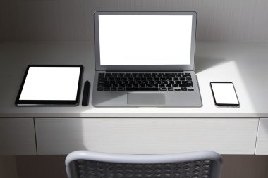 boş ekran dizüstü bilgisayar ve akıllı telefon ve dijital tablet 