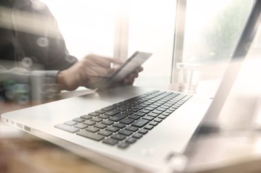 işle ilgili belgeleri dijital tablet ve lapto office masada