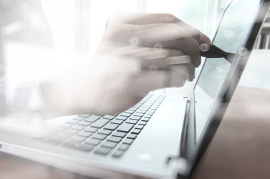 iş adamı el c olarak ahşap masa üzerinde dizüstü bilgisayar üzerinde çalışan