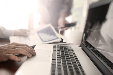 ofis masaları ile akıllı telefon ve dijital iş belgeleri 